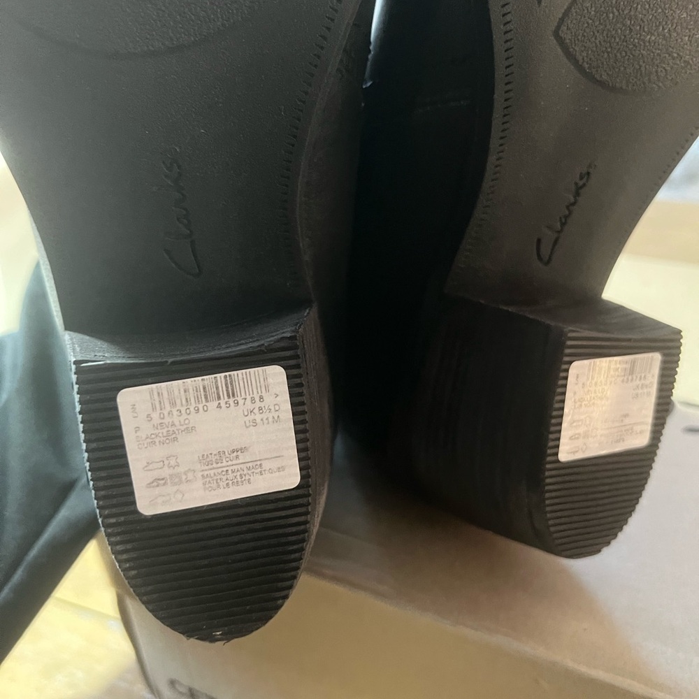 Clarks Neva Lo Black Leather Ankle Booties - Picture 5 of 7